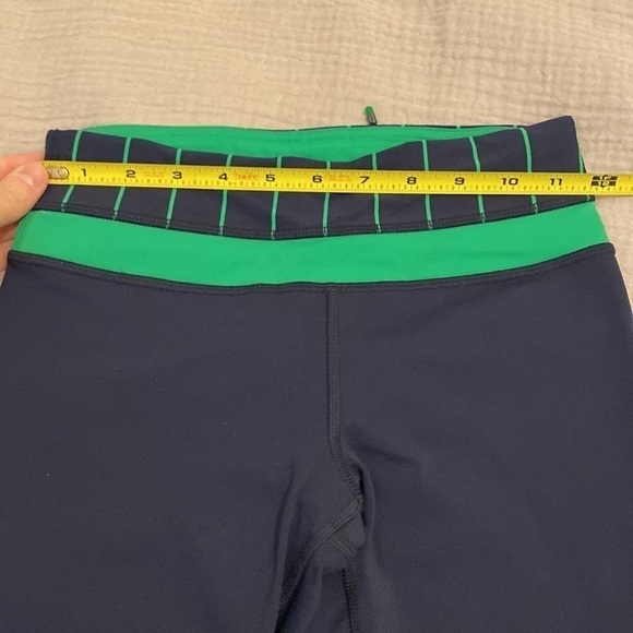 Lululemon navy leggings with back pocket. Size 2 - Picture 7 of 13